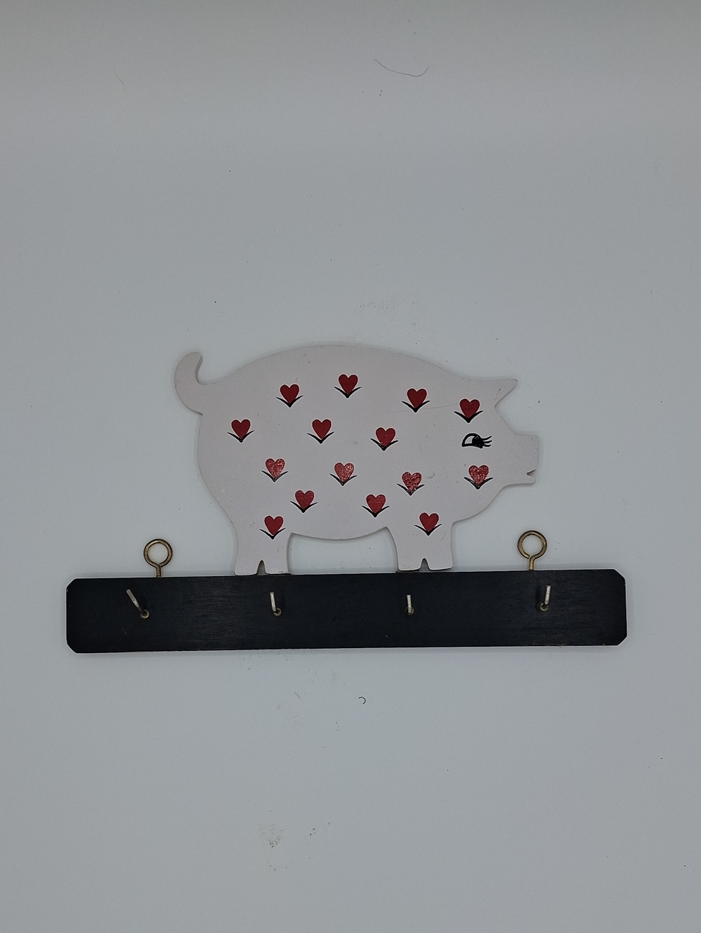 Vintage-style Pig Wall Hook Rack with Red Heart Accents
